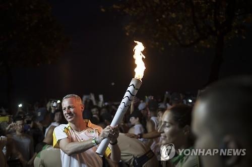 <올림픽> 개막일 시위로 올림픽 열기 찬물 끼얹나…성화봉송도 험난 - 6