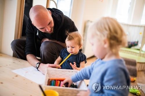 캐나다 정부, " 캐나다 '엄마들' 취업률 75%…OECD 9위" - 2