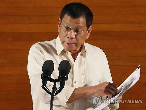 필리핀 두테르테, 정경유착 '메스'…장관출신 부호, 회장직 사퇴 - 2