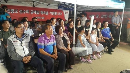 진종오 부모 "아쉬운 5위…주 종목에서는 金 딸 것으로 기대" - 2