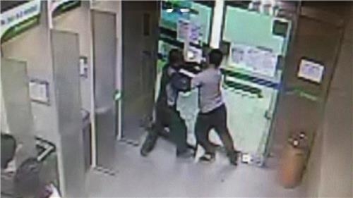 '힘없는 노인 노린다'…은행서 통장 빼앗아 달아난 30대 검거 - 2