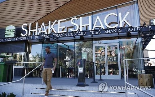 패스트푸드 불황…장사진 쉐이크쉑도 성장둔화에 주가 '흔들' - 2