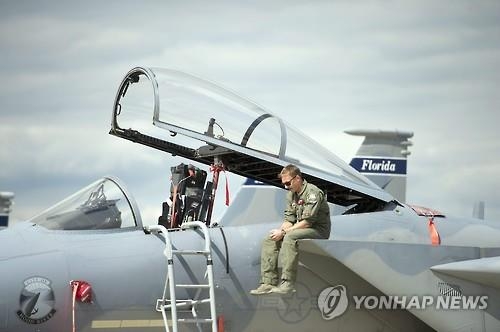 미 공군 조종사 대란 …"수년 내 1천 명 부족" - 2