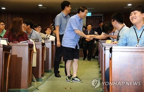 폭염속 공직사회 '쿨비즈'…'효율적이다'vs'경박하다' 이견 팽팽 - 2