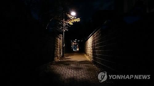 골목길서 취객 캔맥주 훔친 중학생들 CCTV에 '덜미' - 2