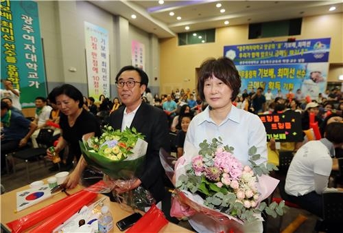 "보배야 잘했다, 미선아 수고했다"…광주서 여자양궁 응원전 - 2