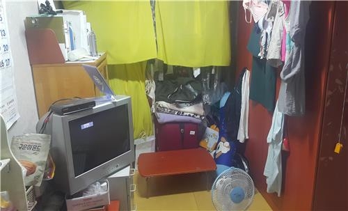 할아버지가 지킨 나라 돌아왔지만…12년째 '반지하 월세살이' - 3