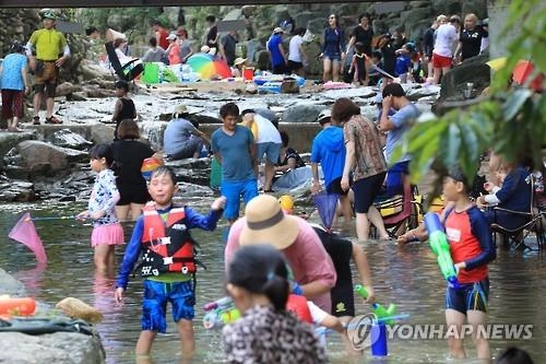 막바지 피서객…전국 해수욕장·워터파크 '인산인해' - 4