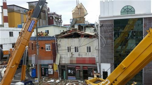 진주 건물 지붕붕괴 매몰자 2명 사망·1명 구조(종합4보) - 2