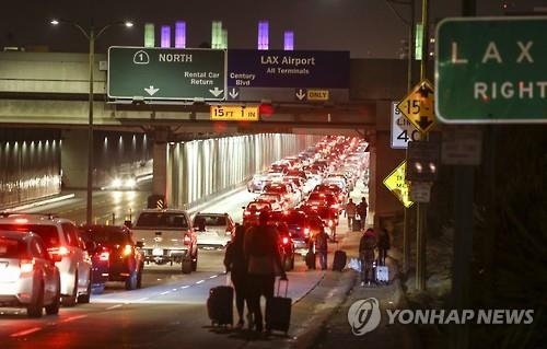 美LA 공항서 총격 소동으로 '아수라장'…원인 미상 '굉음' 탓 - 3