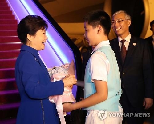 朴대통령, 中 항저우 도착…한중회담 등 G20 외교 돌입 - 3