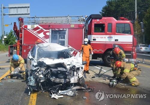 덤프트럭과 추돌한 승용차