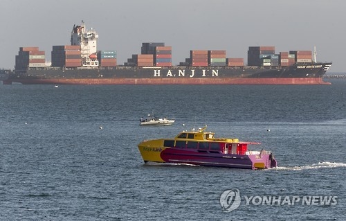 한진해운 법정관리의 여파로 미국 롱비치항에서 입항하지 못하고 있는 한진해운 선박 (AP=연합뉴스)