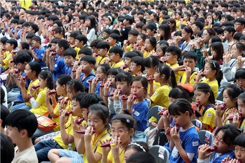 11일 오후 광주 국립 아시아문화전당에서 오카리나를 연주하는 어린이들.