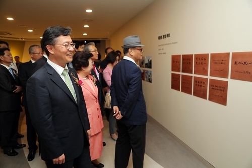 재개관 전시실 둘러보는 통일부 장관
