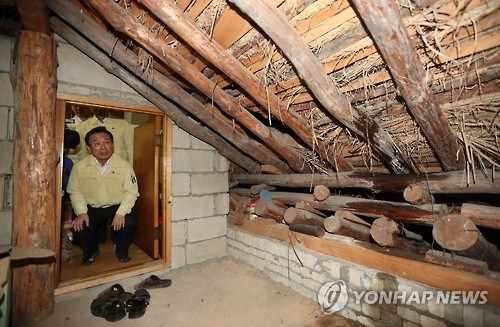 (경주=연합뉴스) 김준범 기자 = 박인용 국민안전처 장관이 17일 오전 경북 경주시 황남동 한옥 주택을 찾아 지진피해 현장을 둘러보고 있다. 2016.9.17