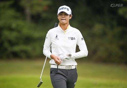 그린으로 이동하는 박성현.<KLPGA 제공>