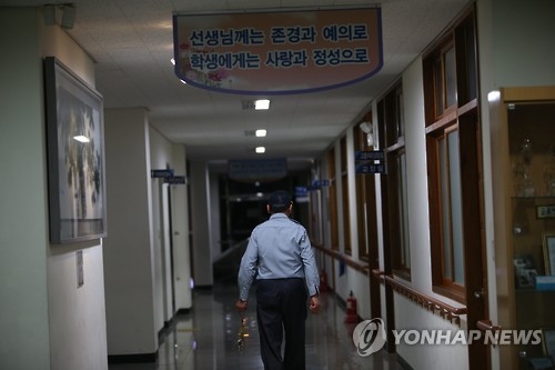 현대판 '노예계약' 학교경비원 월급 중간에서 40% '착취' - 2
