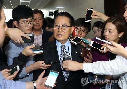 野, 朴대통령 '탈북 권유' 기념사에 "섬뜩하다" 비판 - 3