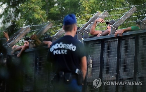 헝가리 국경 앞 난민들