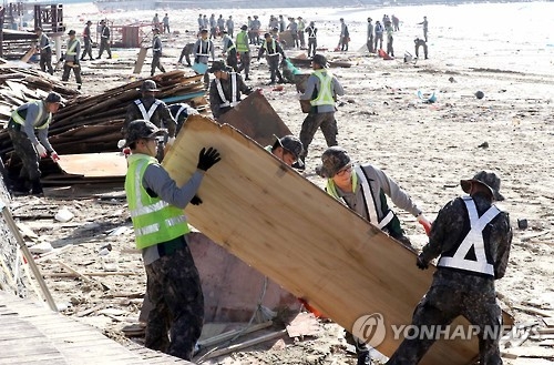 <태풍 차바> 해운대해수욕장 복구 구슬땀