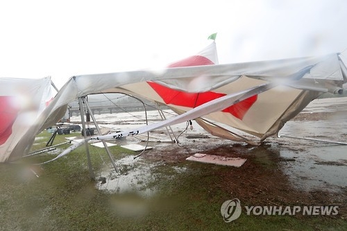 태풍 '차바'로 강풍과 폭우 피해를 입은 경주시 형산강 일대 시설물.