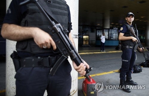 터키 이스탄불공항에 배치된 무장 경찰