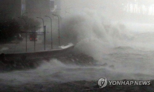 <태풍 차바> 해운대 해안 덮치는 해일(부산=연합뉴스) 조정호 기자 = 5일 북상하는 제18호 태풍 '차바'(CHABA)의 영향으로 부산 해운대 마린시티 방파제에 거대한 파도가 몰아치고 있다. 태풍특보가 내려진 부산에는 강풍을 동반한 장대비가 내리고 있다. 2016.10.5