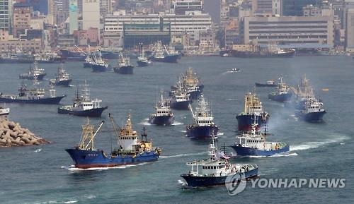 고등어 잡이 어선들 출항