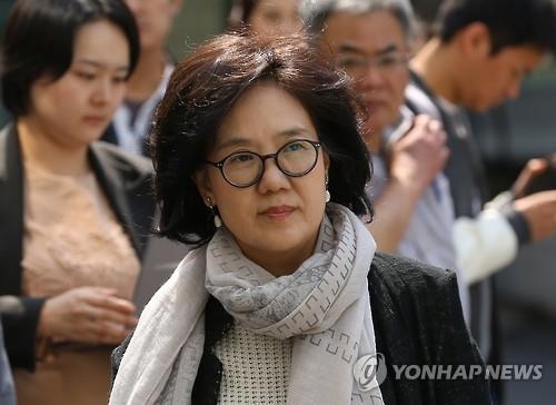 공판준비기일 출석한 박유하 교수