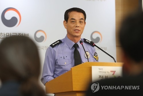 (서울=연합뉴스) 김주성 기자 = 이춘재 국민안전처 해양안전경비조정관이 11일 오후 서울 세종로 정부서울청사에서 '불법 조업 중국어선 단속 강화 대책'을 발표하고 있다. 이날 브리핑에 앞서 국민안전처, 외교부, 법무부, 국방부 등 관계 기관은 대책회의를 통해 폭력사용 등 공무집행 방해 중국어선에 대해서 필요시 공용화기를 사용하는 등의 강화된 대책을 마련했다. 2016.10.11utzza@yna.co.kr(끝)