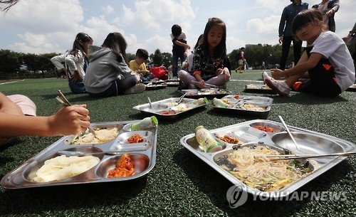지진으로 운동장에서 점심 먹는 학생들