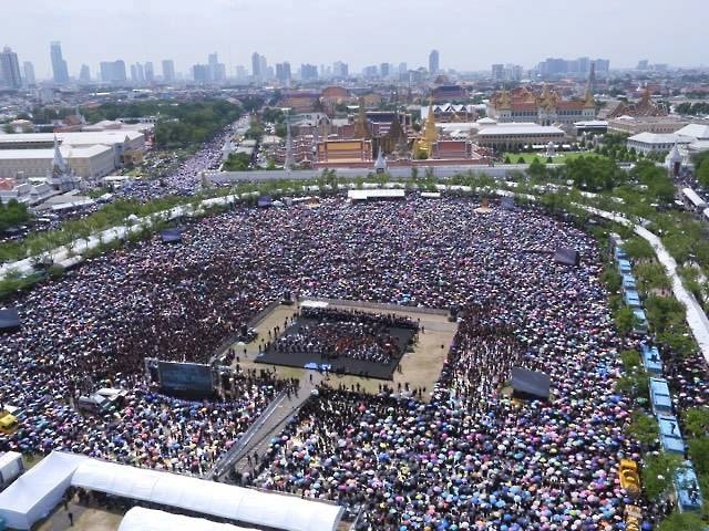 국왕 찬가 제창 행사에 참석 수십만 인파[사진출처 더 네이션 홈페이지]