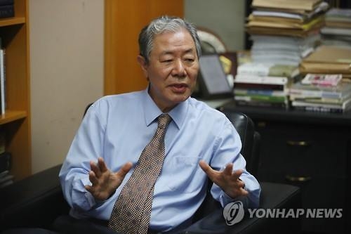 (서울=연합뉴스) 박동주 기자 = '비선 실세' 의혹으로 정국을 혼란에 빠뜨린 당사자 최순실씨와 딸 정유라씨 변론을 맡은 법무법인 '동북아'의 이경재 변호사가 28일 오후 서울 서초구 서초동에서 취재진과 인터뷰하고 있다. 2016.10.28