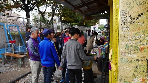 군산시간여행축제에 참가한 군산기계공고학생들과 목양원생들.