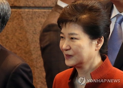 朴대통령, 野 '하야' 피켓시위 구호 속에 의사당 입·퇴장 - 1