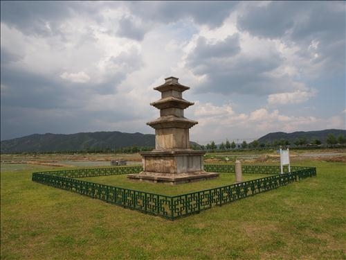 보물 지정 예고된 경주 미탄사지 삼층석탑.