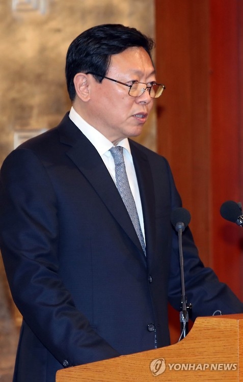 사과문 발표하는 신동빈(서울=연합뉴스) 박동주 기자 = 신동빈 롯데그룹 회장이 25일 서울 롯데호텔에서 사과문을 발표하고 있다. 2016.10.25pdj6635@yna.co.kr