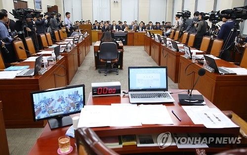 국방위, '한일 군사정보협정 중단결의안' 논란끝 파행 - 1