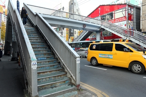 창원 도심 육교.