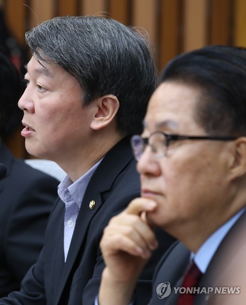 국민의당 박지원(오른쪽) 비대위원장과 안철수 전 대표