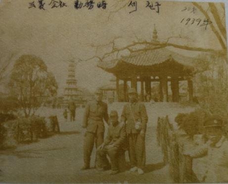 송백진 옹(왼쪽)이 1939년 히로나카상공양성소 동료들과 파고다공원에서 찍은 사진.