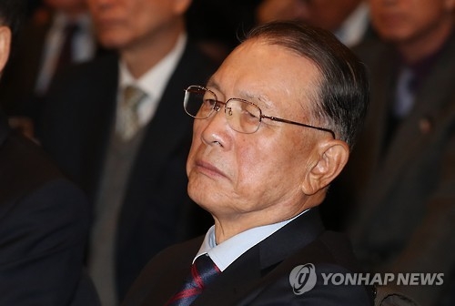 '처신 논란' 김기춘, 농심 법률고문 자진 사임(종합) - 1