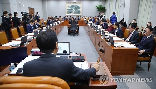 의사봉 치는 정진석