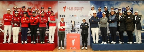 우승 트로피를 놓고 기념사진을 찍은 KLPGA팀과 LPGA팀.<KLPGA 제공>