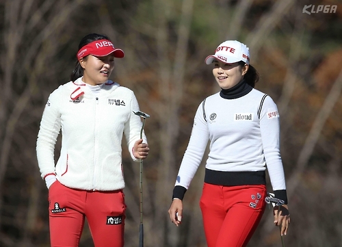 KLPGA 팀 필승조로 나선 고진영(왼쪽)과 장수연.<KLPGA 제공>