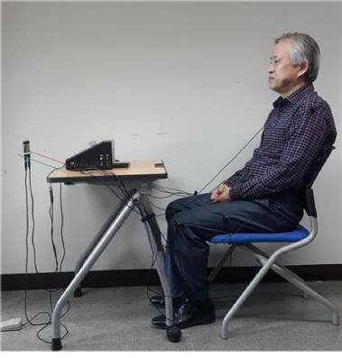 촉각자극 분배장치를 몸에 부착한 모습
