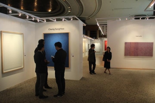 한국 단색화 작품 관람하는 홍콩 관람객