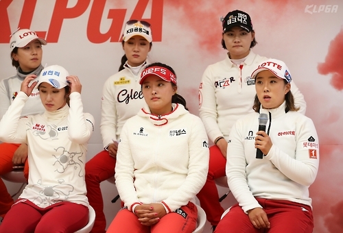 김해림(아래 맨 오른쪽)이 첫날 경기 소감을 말하고 있다.<KLPGA 제공)