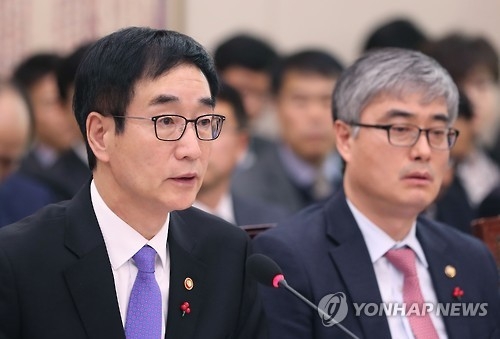 이준식 부총리(왼쪽)